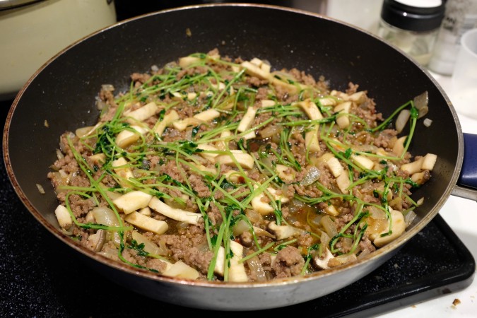 豆苗と挽肉の炒り煮